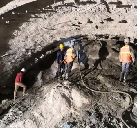 红岗隧道拱顶带模注浆料，微膨胀注浆料的特点及施工工艺